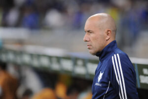 Leonardo Jardim, tcnico do Cruzeiro, no Mineiro (foto: Alexandre Guzanshe/EM/DA Press)