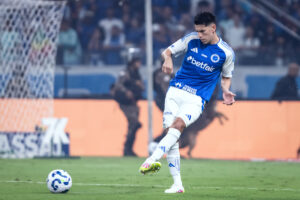 Lucas Villalba, zagueiro do Cruzeiro, no gramado do Mineiro (foto: Gustavo Martins/Cruzeiro)