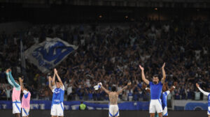 Jogadores do Cruzeiro saudando a torcida no Mineiro aps vitria sobre o Vila Nova, pela Copa do Brasil (foto: Alexandre Guzanshe/EM/D.A Press)