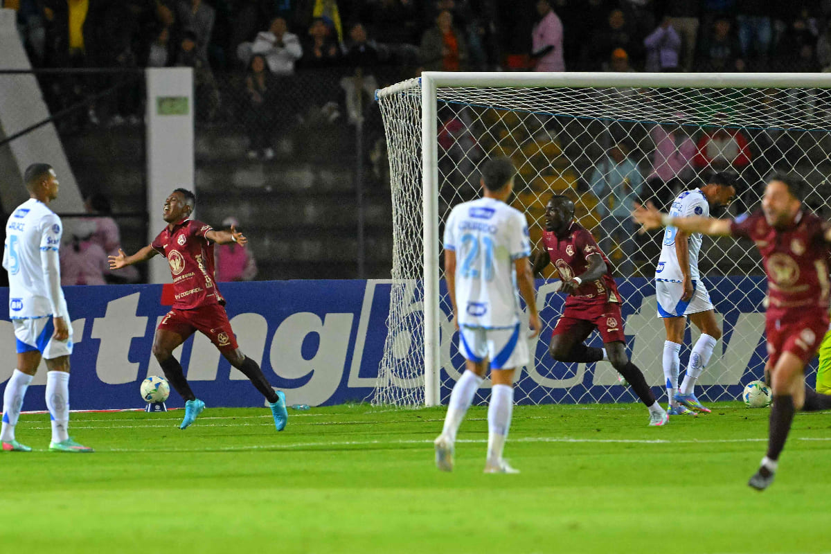 Jogadores do Cruzeiro lamentando gol sofrido contra o Mushuc Runa, pela Sul-Americana - (foto: Rodrigo Buendia/AFP) Jogadores do Cruzeiro lamentando gol sofrido contra o Mushuc Runa, pela Sul-Americana - (foto: Rodrigo Buendia/AFP)