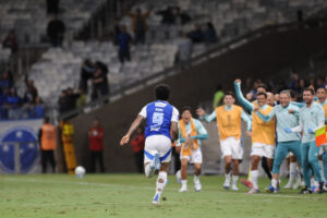 Gabi marcou o segundo gol do Cruzeiro na vitria por 2 a 1 sobre o Palestino (foto: Alexandre Guzanshe/EM/D.A. Press)