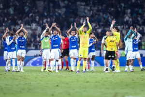 Jogadores do Cruzeiro saudando a torcida no Mineiro (foto: Gustavo Aleixo/Cruzeiro)