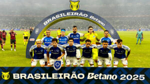 Time titular do Cruzeiro contra o Flamengo posicionado para foto (foto: Ramon Lisboa/EM/D.A Press)