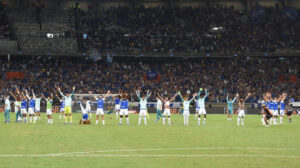 Jogadores do Cruzeiro celebrando vitria sobre o Flamengo com a torcida no Mineiro (foto: Ramon Lisboa/EM/D.A Press)