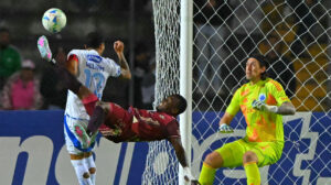Cssio, goleiro do Cruzeiro, durante partida com Mushuc Runa, pela Sul-Americana (foto: Rodrigo Buendia/AFP)