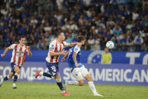 Jogadores de Cruzeiro e Unin no Mineiro (foto: Alexandre Guzanshe/EM/DA Press)