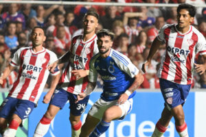 Jogadores de Cruzeiro e Unin, pela Sul-Americana (foto: Jose Almeida/AFP)