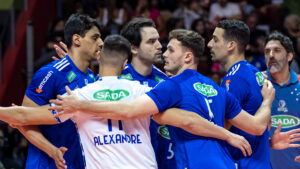 Vaccari (o camisa 7) reunido com o time do Cruzeiro durante final da Superliga Masculina de Vlei (foto: Agncia i7/Cruzeiro)