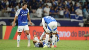 William, lateral-direito do Cruzeiro, cado no gramado do Mineiro (foto: Alexandre Guzanshe/EM/D.A Press)