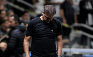 Cuca, tcnico do Atltico, se lamenta durante empate com Cienciano na Arena MRV (foto: Alexandre Guzanshe/EM/D.A. Press)