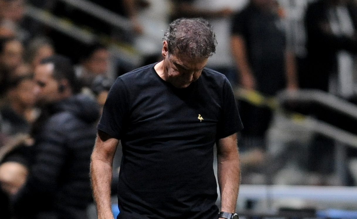 Cuca, tcnico do Atltico, se lamenta durante empate com Cienciano na Arena MRV - (foto: Alexandre Guzanshe/EM/D.A. Press) Cuca, tcnico do Atltico, se lamenta durante empate com Cienciano na Arena MRV - (foto: Alexandre Guzanshe/EM/D.A. Press)