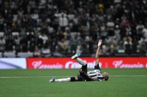 Cuello cai no gramado da Arena MRV aps sentir dores na coxa direita (foto: Alexandre Guzanshe/EM/D.A Press)