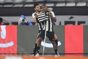 Cuiabano comemora golao pelo Botafogo contra o Inter com Alex Telles (foto: Vitor Silva/Botafogo)