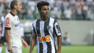 Danielzinho em ao durant estreia profissional pelo Atltico, em 2013, contra o Corinthians (foto: Bruno Cantini/Atltico)