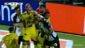 Joo Victor, do Mirassol, tira satisfao com Memphis aps holands do Corinthians perder pnalti de cavadinha (foto: Reproduo/Amazon Prime Video)