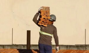 Desemprego e quedas salariais: panorama da construção civil no Brasil