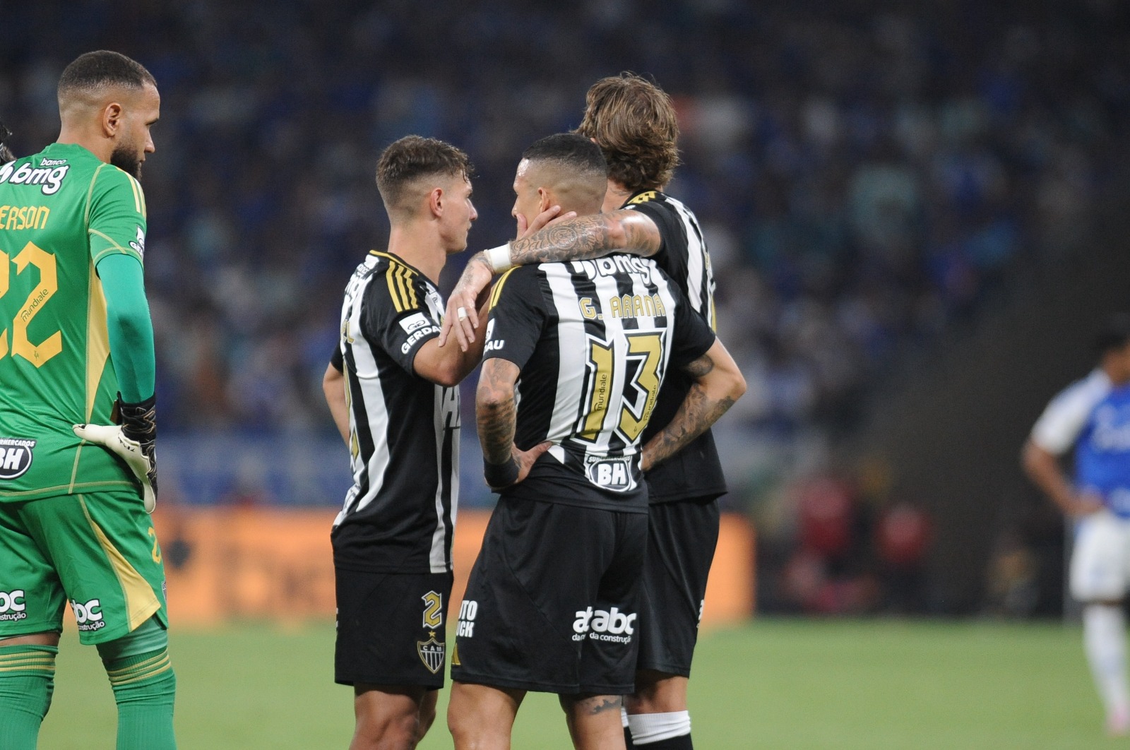Arana volta a sentir dores, consolado por companheiros e deixa clssico nos minutos iniciais - (foto: Alexandre Guzanshe/EM/D.A Press) Arana volta a sentir dores, consolado por companheiros e deixa clssico nos minutos iniciais - (foto: Alexandre Guzanshe/EM/D.A Press)