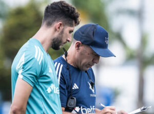 Auxiliar Diogo Dias e o tcnico Leonardo Jardim no Cruzeiro (foto: Gustavo Aleixo/Cruzeiro)