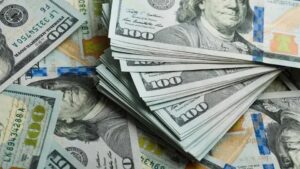 Dólar fecha em alta a R$ 5,710 com expectativas sobre juros no Brasil e EUA