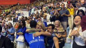 Douglas Souza chora ao abraçar mãe e noivo após conquista da Superliga