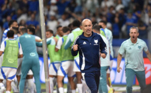 Leonardo Jardim comemora com os jogadores o gol da vitria do Cruzeiro sobre o Flamengo, no Mineiro (foto: Ramon Lisboa/EM/D.A. Press)