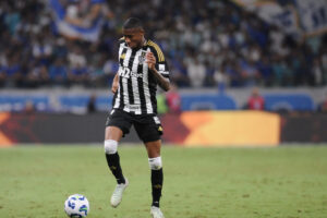 Patrick, volante do Atltico, no clssico contra o Cruzeiro (foto: Alexandre Guzanshe/EM/D.A. Press)