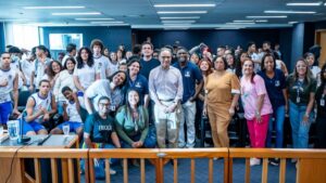 Embaixador do Brasil em Belize visita Mesquita e conversa com estudantes da rede pública