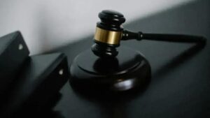 Empregada agredida é indenizada em R$ 8 mil por recusar mentira ao oficial de Justiça