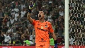 Fábio renova contrato com Fluminense até dezembro de 2026