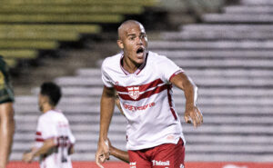 Fabrcio, centroavante do CRB, foi emprestado ao Atltico (foto: Divulgao/CRB)