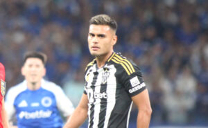 Fausto Vera, volante do Atltico, em ao durante clssico contra o Cruzeiro (foto: Edsio Ferreira/EM/D.A. Press)