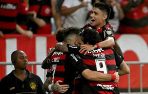 Jogadores do Flamengo comemoram gol de Lo Pereira contra o Tchira (foto: MAURO PIMENTEL/AFP)
