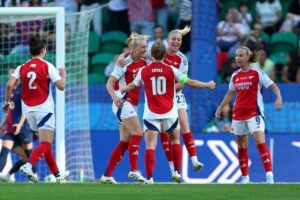 Jogadoras do Arsenal festejam gol (foto: FILIPE AMORIM/AFP)