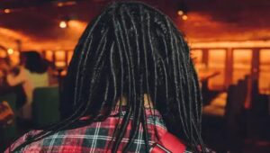 Funcionário demitido por usar dreads será indenizado em R$ 5 mil