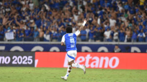 Gabi marcou o segundo gol do Cruzeiro na vitria por 2 a 1 sobre o Flamengo (foto: Ramon Lisboa/EM/D.A Press)