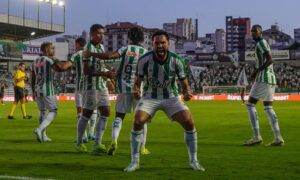 Gilberto comemora gol pelo Juventude (foto: Divulgao/Juventude)