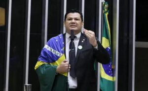 Gilvan da Federal tem mandato suspenso após ofensas contra Gleisi Hoffmann