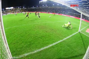 Dellatorre, do Coritiba, perdeu chance incrvel em jogo da Srie B (foto: Reproduo/ESPN)
