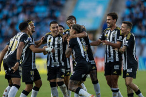 Rubens comemora gol com companheiros de Atltico diante do Deportes Iquique (foto: Pedro Souza/Atltico)