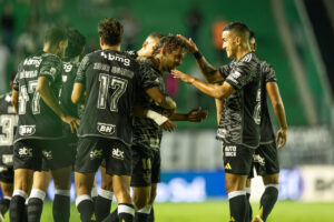 Jogadores do Atltico comemoram gol de Scarpa contra o Juventude (foto: Pedro Souza/Atltico)