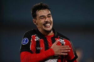Claudinho comemora gol do Vitria (foto: Eitan Abramovich/AFP)