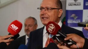 Governo busca alternativas para reduzir custos do vale-alimentação, afirma Alckmin