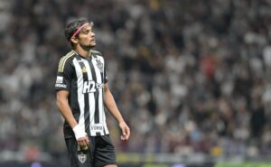Gustavo Scarpa com a camisa do Atltio (foto: Leandro Couri/EM/D.A Press)