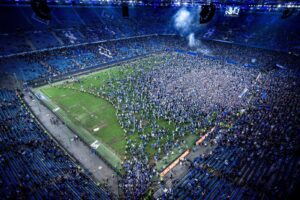 Torcida do Hamburgo invadiu o campo para comemorar o acesso  elite (foto: Hamburgo SV/Divulgao)