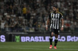 Hulk em p no gramado da Arena MRV (foto: Leandro Couri/EM/D.A Press)
