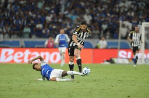 Hulk chuta e Matheus Pereira trava (foto: Alexandre Guzanshe/EM/D.A Press)