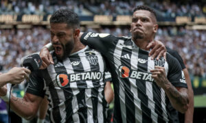 Hulk e Paulinho comemoram gol pelo Atltico na Arena MRV (foto: Pedro Souza/Atltico)