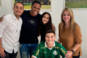 Ioannis Neto ao lado do pai, Doriva, da irm, Zoi Ferraz, da me, Theodora Zygolika, e do empresrio, Adriano Spadotto (foto: Reproduo/Instagram)