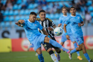 Jogador do Iquique corta bola em duelo contra o Atltico pela Sul-Americana (foto: Pedro Souza/Atltico)
