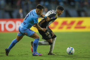Jogadores de Deportes Iquique e Atltico em disputa de bola (foto: Pedro Souza/Atltico)